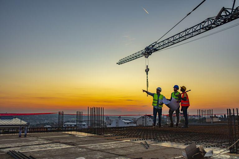 Przeprowadzamy usługi montażowe podnośnikiem